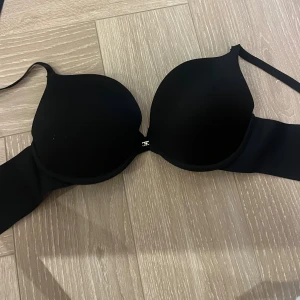 Svart BH - Fint skick. Svart BH. Storlek 75 C