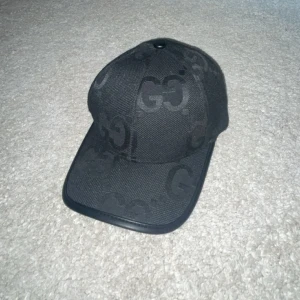 Jumbo Gucci keps svart - 9/10 skick,skriv om ni har frågor!