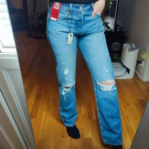Levis 501 jeans årsjubileumsutgåva - Levi's 501 150-årsjubileumsutgåva jeans med en ljus tvätt knappstängning istället för gylf och slitna detaljer på knäna, nederkant på byxbenen och vid fickor. Utseendet är alltså såhär från början. Sjukt snygga men tyvärr fått inse att dom är ytterst lite för stora för mig. Nypriset på dessa var 1349kr. Vet ej om dessa går att köpa i butik längre då det är en specialutgåva. Helt nya med alla lappar kvar! Storlek W30 x L32