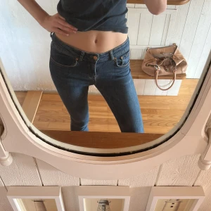 Mörkblå skinny jeans med låg midja - Säljer ett par mörkblå skinny jeans med låg midja. Köpta second hand så vet ej märke. Perfekta till ett par höga boots nu i höst🩷😍💖💖💞