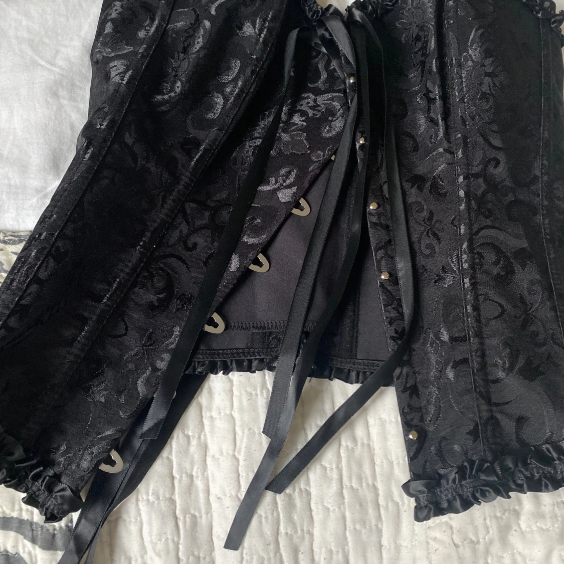 Svart korsett med snörning och mönster - 1