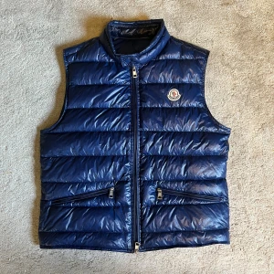 💫Moncler Gui väst💫 - Hej! Säljer nu denna sjukt snygga Moncler västen som är i modellen Gui som passar perfekt nu på hösten. Den är i jättefint skick, inga konstigheter alls. Storlek 2 vilket motsvarar S/M. Jättefin blå färg. Köpt på Haiendo för 3800kr och KVITTO finns. Hör av er vid frågor eller funderingar🤩🙌
