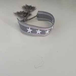 Grått tygarmband med vita stjärnor, hemma gjort!! - Snygga tygarmband som jag har gjort själv (därför är priset liksom det är) Ett för 100 två för 150!! Kontakta mig om mer frågor!🙂