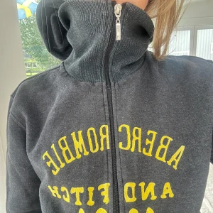 Abercrombie & fitch zip - En zip från Abercrombie & fitch i storlek M. Upplevs betydligt mindre i storlek. En riktigt gammal modell med både luva och krage. T-tröja. Bedöms som använd men i fortsatt gott skick. Jag skickar ditt köp inom 24h. Se liknande zip i min profil! 