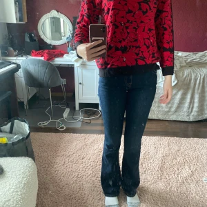 Röd och svart blommig tröja Signature - Säljer en röd och svart tröja från Signature med blommigt mönster. Tröjan har rund hals, ribbade muddar och långa ärmar. Knappt använd.