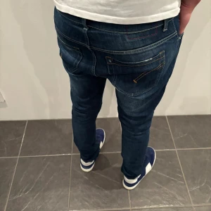 Dondup jeans George  - Trendigaste jeansen på marknaden! Hej! Säljer nu dessa sjukt snygga dondup jeans som är perfekt till våren och sommaren  Storlek= 33 Skick= 9,5/10  Ny pris= 4000 kr Säljs för= 1099 kr