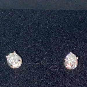 Diamant örhängen silver 0.3ct - Säljer ett par snygga örhängen i silver med runda, glittrande stenar. Passar till både tjejer och killar Certifikat finns 4mm breda 0.3 ct Hör av dig vid funderingar, Priser är inte hugget i sten