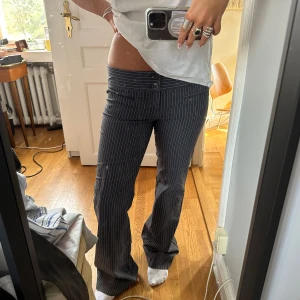 Randiga kostymbyxor  - Skitsnygga kostymbyxor men som tyvärr inte kommer till användning 