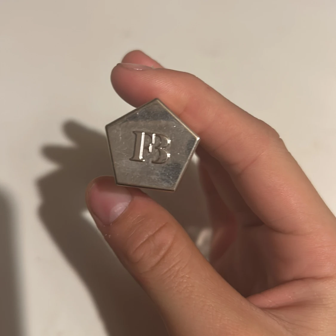 Fenty Beauty rött läppglans - 1