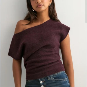 Vinröd oneshoulder stickad topp - Ny topp från Nelly som är vinröd 🥰ny utan prislapp så inte använd 🙌