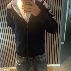 Ralph lauren zip hoodie  - Tjena! Säljer nu en fet Ralph Lauren full zip i storlek L. Den är i nytt skick men utan taggs. Nypris runt 1800. Inga defekter! Priset är självklart prutbart 