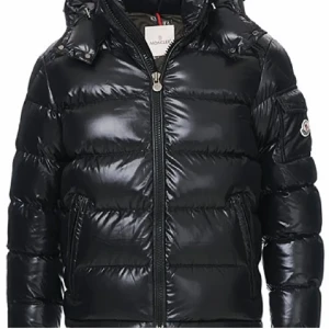 Moncler Maya - Moncler Maya jacka storlek 1 (S) i nyskick, säljes pågrund av att den är för liten och inte använts på ca 1 år