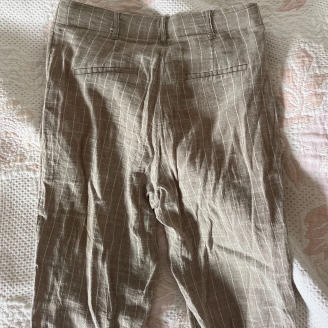 Beige randiga linnebyxor från Mango - 1