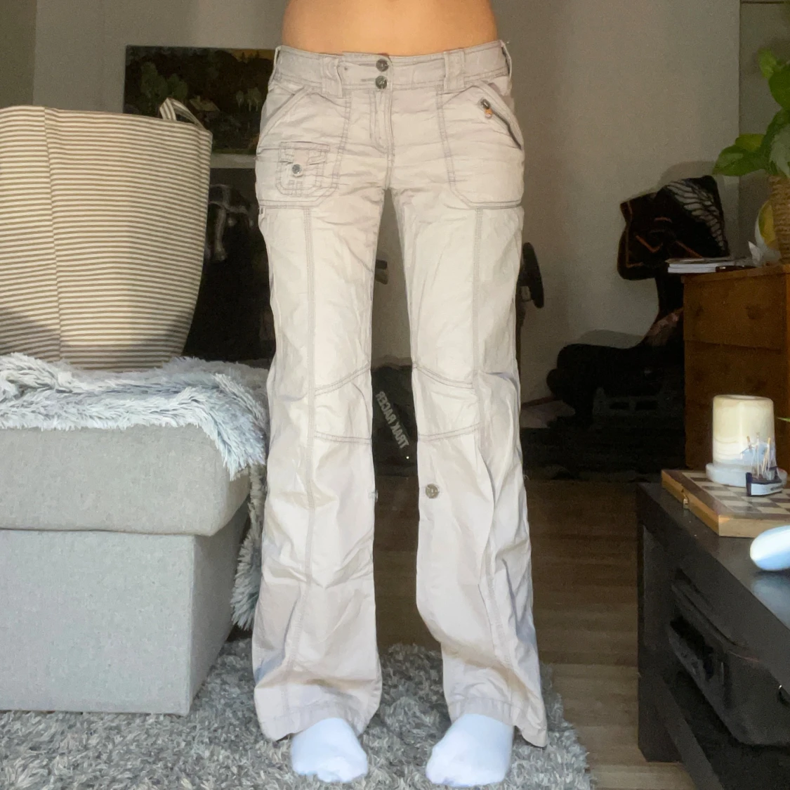 Beiga lågmidjade cargopants från edc