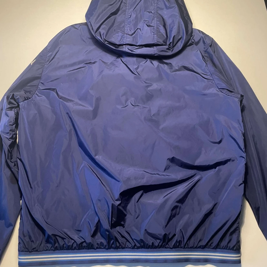 Blå vindjacka från Moncler.  - 1