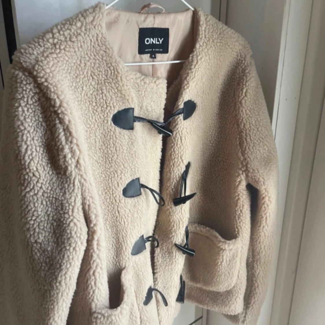 Beige teddyjacka från ONLY