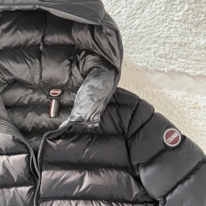 Svart jacka från Colmar - Säljer en svart pufferjacka från Colmar. Den är använd max 5 gånger då jag råkade köpa fel storlek (nyskick). köpt för 5000