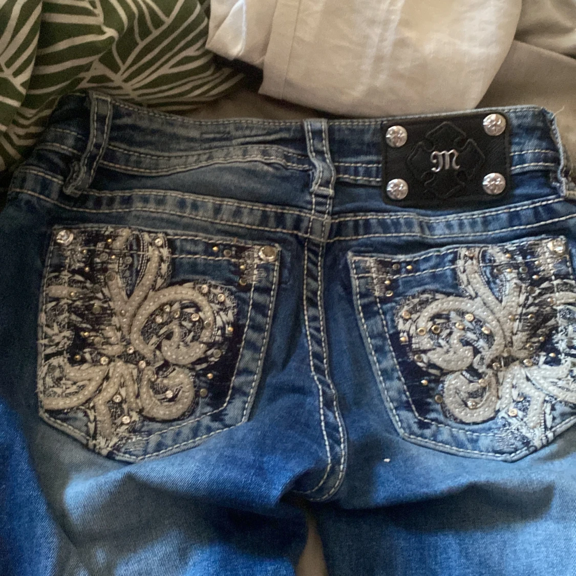 Blå jeans med broderade bakfickor - 3