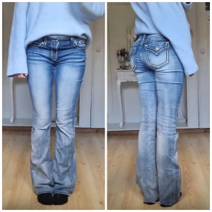 Ljusblåa Miss Me lågmidjade bootcut jeans  - Sjukt snygga lågmidjade Miss Me bootcut jeans med slitningar, ljusblå fade och vit brodering, köpte här på plick🫶                mått: Innerbenslängd: 91cm, Midjemått rakt över: 37,5cm Midjemått: 80,5cm                        I bra skick förutom som ni ser på näst sista bilden att dom är slitna längst ner, och att jag sytt igen ett hål mellan benen, men det syns verkligen inte när man har på sig dom!🤗 Pris går att diskutera och det är bara att höra av sig vid mer frågor!💗💗
