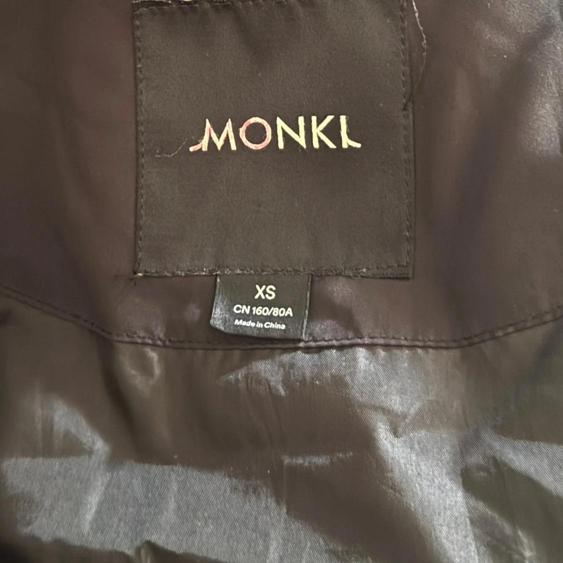 Svart pufferjacka från Monki - 4