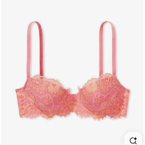 Rosa spets-bh från Victoria's Secret - Säljer en vacker rosa bh från Victoria's Secret med spetsdetaljer i gult och orange. Bh:n har justerbara axelband och en klassisk hakknäppning bak. Perfekt för att känna sig extra fin! 💖