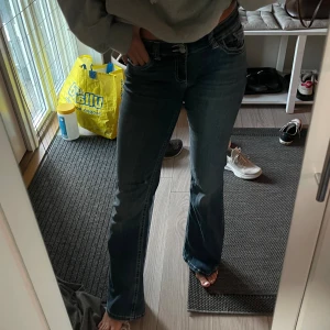 Mörkblå jeans  - Säljer dessa mörkblå jeans från Nelly! Såå Såå sköna och snygga men växt ifrån de lite, jag är 170 som preferens. 