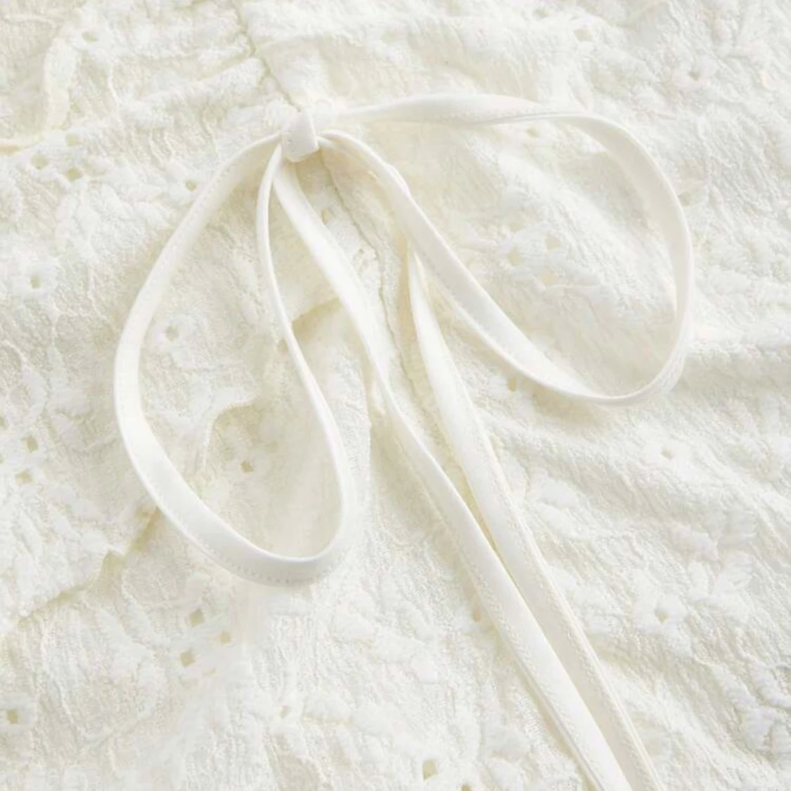 Vit spetsig croppad linnetopp som ch en kjol  - 4