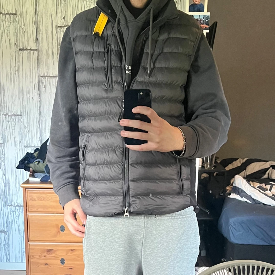 Grå dunväst från Parajumpers