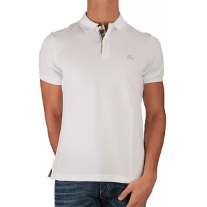 Vit Burberry Piké - Fräsch vit piké från Burberry, storlek L och inte särskilt använd. Säljer pga samlar till resa nästa år! Nypris ligger runt 2800kr, mitt pris 1250kr men kan sänka. Hör av er vid frågor eller funderingar!