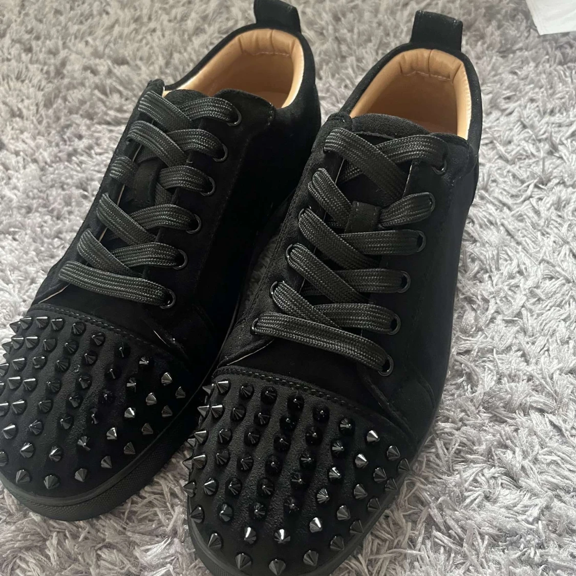 Christian Louboutin svarta sneakers med nitar - 1