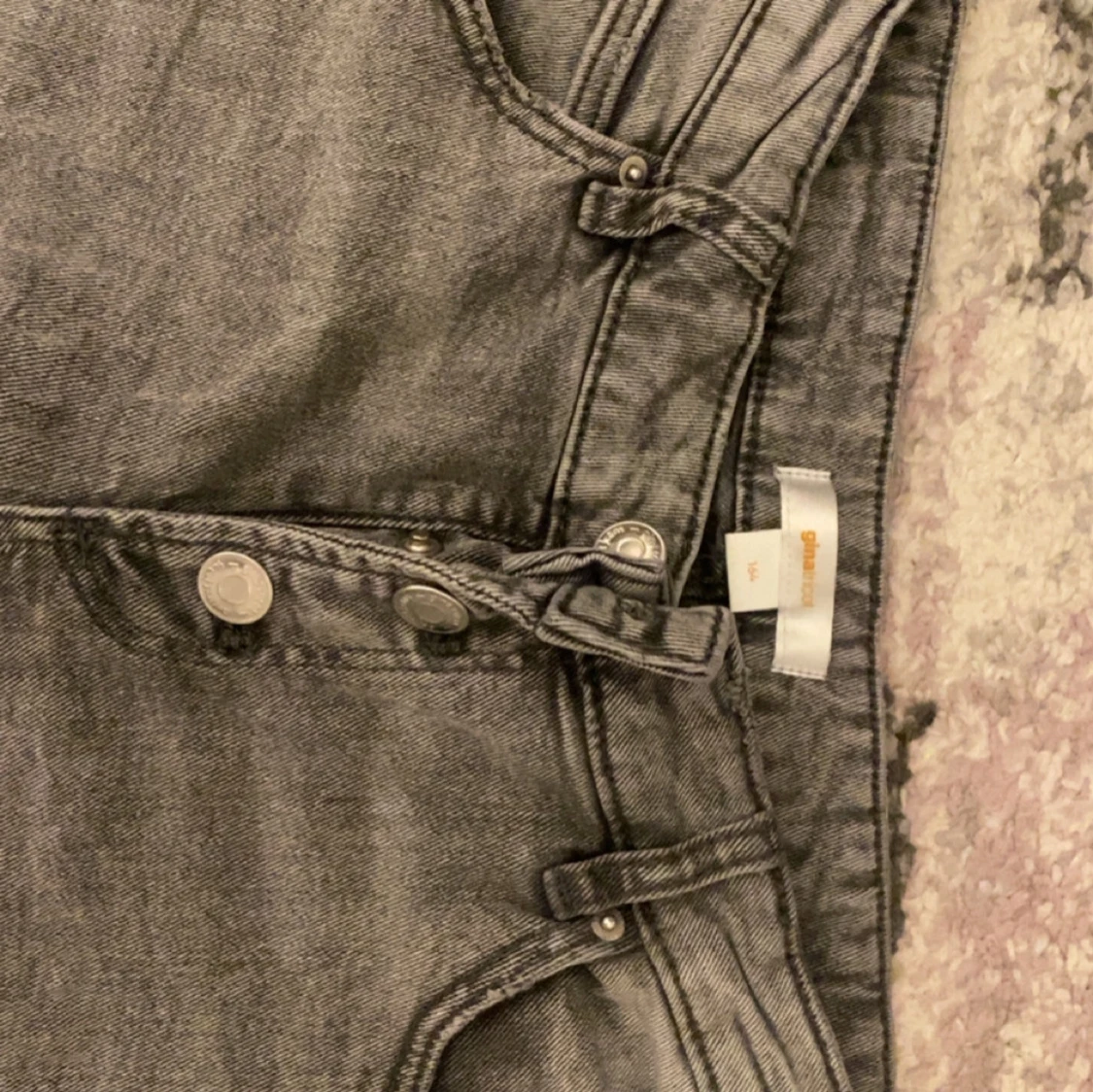Gråa bootcut jeans från Gina Tricot - 1