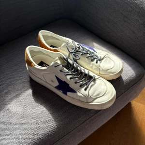 Golden Goose Stardan - Skick: 9/10 (Inte använda många gånger)                  Nypris: 6000 kr (Köpta på NK, kvitto tillkommer vid köp)                                                              Storlek: 41 (passar 42)