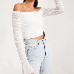 Vit offshoulder mesh topp från Nelly - Fin vit offshoulder topp från Nelly i storlek xxs. Slutsåld på Nellys hemsida. Använd endast en gång! Köpt för 349kr men säljer för 80kr. 💓