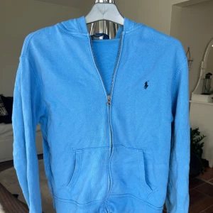 Ralph Lauren ziptröja - Säljer en Ralph Lauren ziptröja i riktigt bra skick. Skön och enkel, perfekt för vardagen. Väldigt grisch också😉