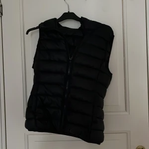 Väst - Säljer denna snygga och sköna västen eftersom att det inte passar längre🥰