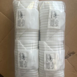 Vita benlindor  - Säljer vita benlindor från Saratoga Horseworks, helt nya och har silikonränder på insidan så att de inte ska glida ner🥰 