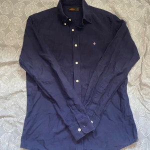 Mörkblå skjorta från Morris - Mörkblå skjorta från Morris i storlek M. Väldigt fint skick, knappt använd. Nypris: 1399kr. Mitt pris: 399kr.