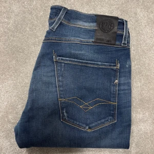 Replay Anbass jeans - Säljer dessa blåa Replay anbass jeans (slimfit) med riktigt schysst tvätt! Jeansen är väldigt bra skick, inga defekter! Size 32/34. Skriv vid funderingar!