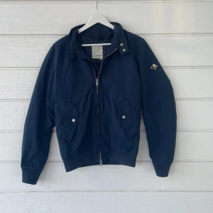 J Lindeberg jacka  - Hej säljer nu min J Lindeberg jacka som är perfekt till hösten 🍂 . Skick 8,5/10 Nypris 3000, Byten kan va intressant Svarar snabbt om ni har frågor☺️