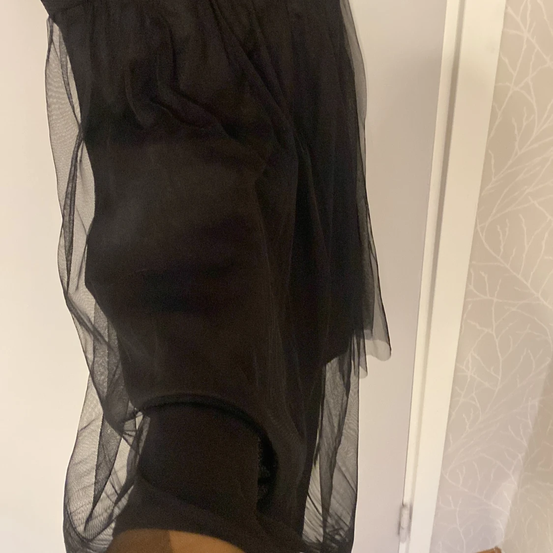 Svart kort klänning med spetsdetaljer - 3