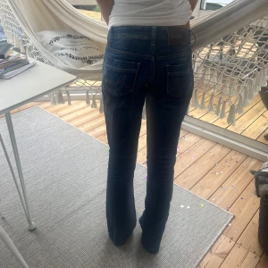 Vintage LTB bootcut jeans  - Snygga jeans från en äldre bootcut modell av LTB. Perfekta till höst garderoben 🍁💗                              Jeansen är mellanblå med lätt slitning och kontrastsömmar. Märkespatch i läder baktill i midjan och där ser man även en liten defekt. Storleken är W26 L32 💕