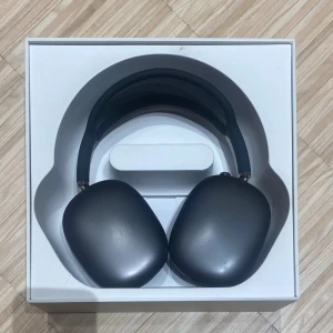 ÁírPóds Max svarta - Ápplé ÁirPods Max i perfekt skick, helt oanvända, komplett med originalförpackning, laddkabel och smart case. Metallic svart aktig, inga repor eller skador. Aktiv brusreducering, hög ljudkvalitet och bekväm passform. Perfekt för musik, film och samtal. Pris ej hugget i sten