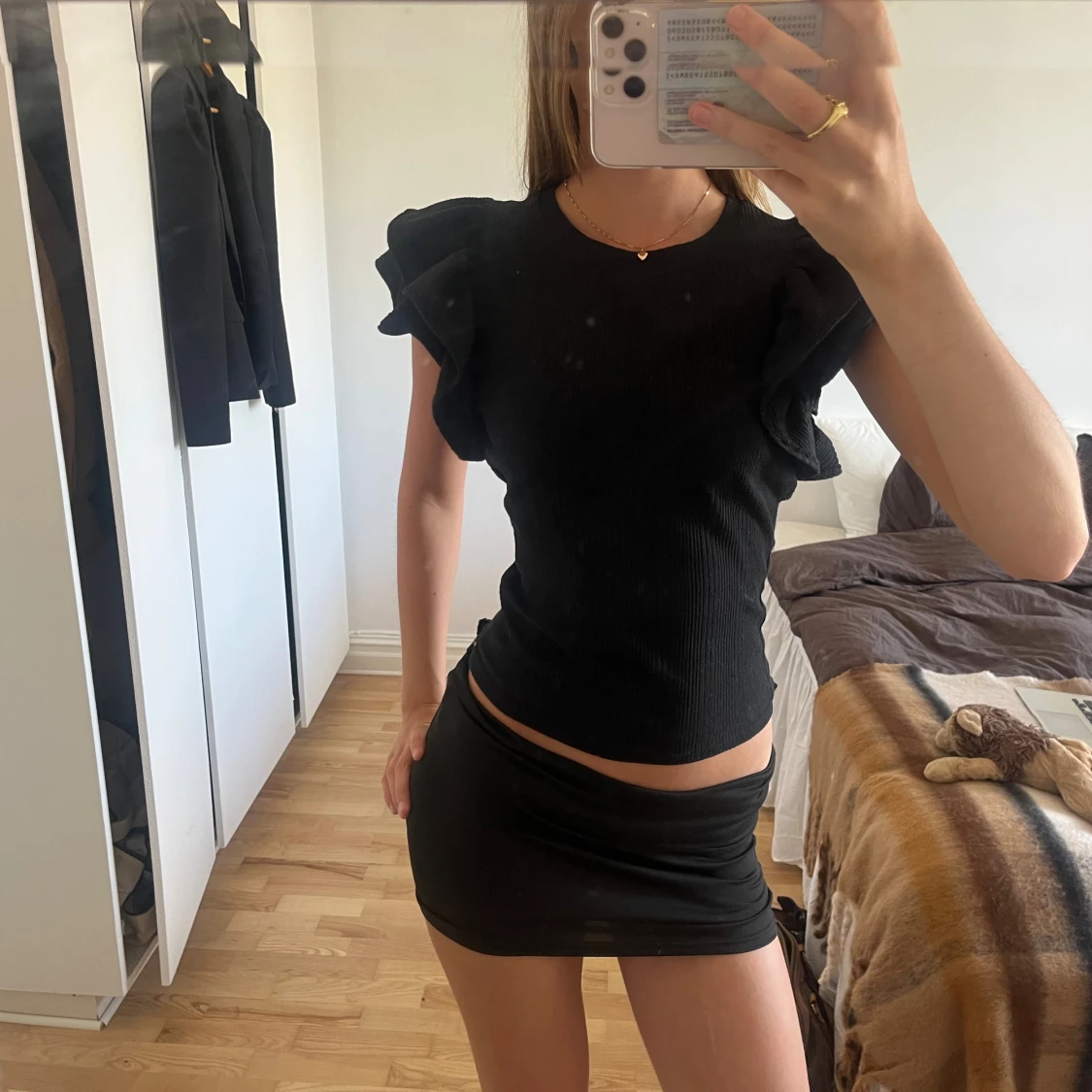 Svart ribbad topp med volangärmar Zara