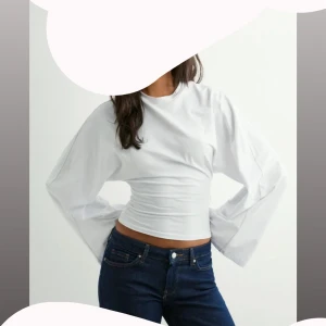 Vit långärmad topp - Snygg vit croppad topp med långa, vida ärmar och rund hals. Toppen har en tight passform över midjan och är tillverkad i mjukt bomullsmaterial. Perfekt för dig som gillar stilrena och trendiga plagg. Säljer denna superfina Wide Sleeve LS top från Nelly då den inte kommer till användning. Använd två gånger🎀