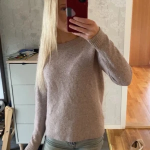 Stickad tröja💕 - Lånad bild!! Men jag säljer denna fina stickade tröja från Vero Moda🩷