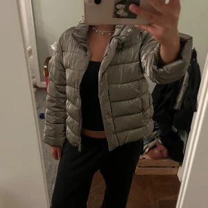 Herno liknande jacka - Säkjer en herno liknande jacka som jag köpt second hand! Den är använd några få gånger!! 💕