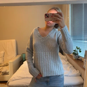 Turkos virkad tröja - V-ringad turkos virkad tröja superfin, sitter som S/M