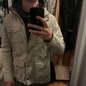 Vindjacka/Safari jacka  - Snygg beige vindjacka från Boomerang vilket är ett unikt märke från Scandinavium. EXTREMT bra kvalitet och är perfekt nu till höstvädret.