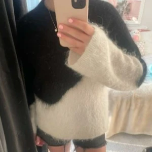 Mohair tröja  - Säljer min super snygga och trendiga mohair tröja från &other stories! Den är super skön och matchar verkligen till allt 😍