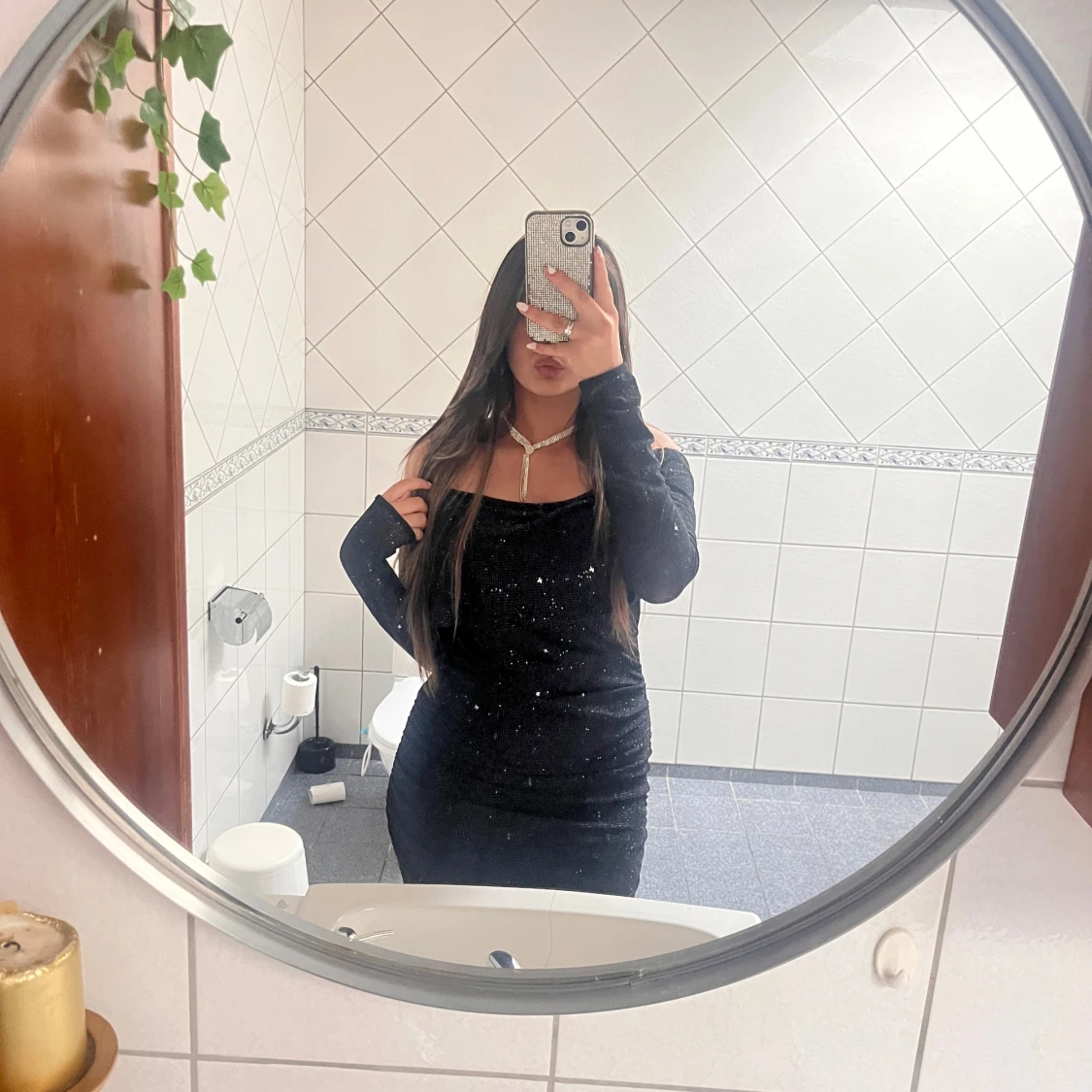 Svart glittrig offshoulder klänning - 2